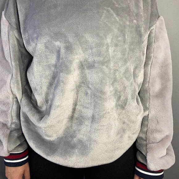 Tommy Hilfiger Plush Sweatshirt - Picture 3 of 5